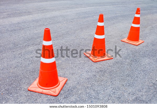 The orange traffic cones\
are arranged on the rubber tree for the car to run in the specified\
direction.