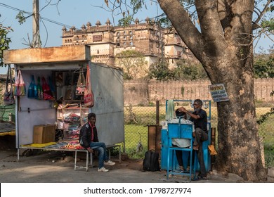 Orchha, Madhya Pradesh, India - March 2019: A Roadside Barbershop Outside The Ancient Raja Mahal Palace In The Town Of Orccha.