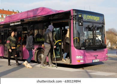 Orebro, Sweden - April 4, 2017:: Passengers Boarding A Violet City Bus At The Stop Jarntorget.