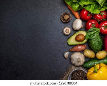 Organisches Essen auf schwarzem Hintergrund. Gemüse. Draufsicht. Kostenloser Kopienraum.
