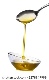 Aceite de oliva orgánico vertido desde la cuchara