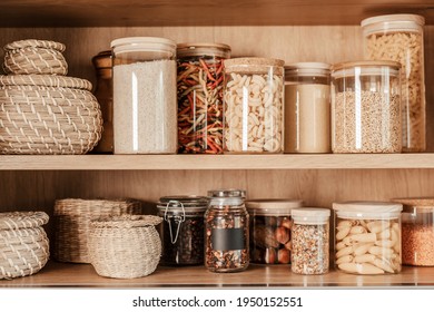 Organizando almacenamiento de basura cero en la cocina. Pasta y cereales en recipientes de vidrio reutilizables en estantería de cocina
