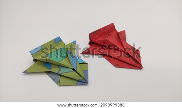 Origami Handmade paper Car DIY Craft red,
green, white, Cars on white background
