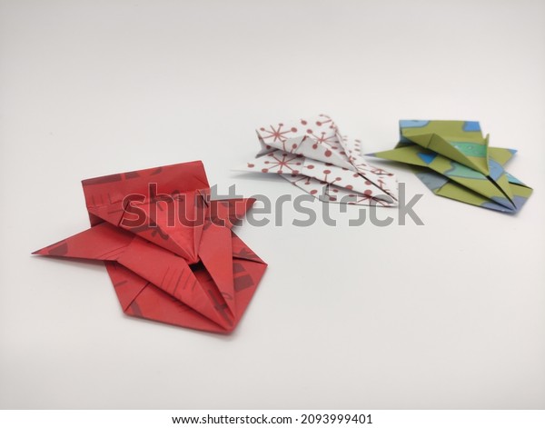 Origami Handmade paper Car DIY Craft red,\
green, white, Cars on white background\
