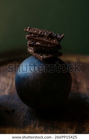 origin chocolate chunks, elevated by the addition of cacao nibs aged in a Venezuelan rum barrel. 
