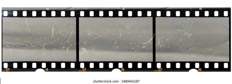 originaler 35 mm Filmstreifen mit leeren staubigen Rahmen oder Zellen und schöner Textur an der Grenze, Flöten auf Filmmaterial, echtes Filmkorn