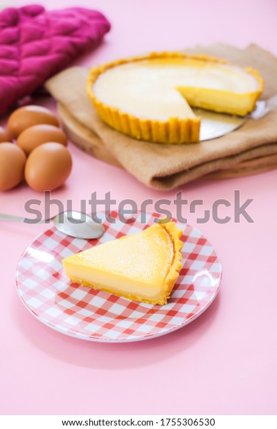 オリジナルのパイタート ミルクタルト 卵タート デザートにとても適している ピンクのパステル背景に の写真素材 今すぐ編集