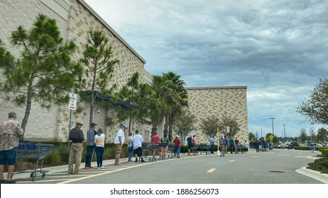 Orlando, FL USA - April 5, 2020: People Standing In Long Lines Waiting To Get Into  A Sams Club In Orlando, Florida Due To The Hoarding Of Food And Supplies During The Coronavirus COVID-19 Pandemic.