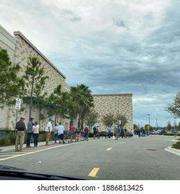 Orlando, FL USA - April 5, 2020: People Standing In Long Lines Waiting To Get Into  A Sams Club In Orlando, Florida Due To The Hoarding Of Food And Supplies During The Coronavirus COVID-19 Pandemic.