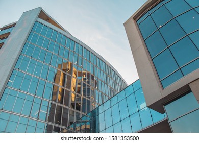 ORLANDO, FLORIDA - NOV 11, 2019: Advent Health Hospital. Medical Offices With Modern Architecture And Reflective Windows.