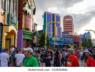 Orlando, Florida, USA - December 28, 2019: A Large Number Of Visitors At The Universal Studios Islands Of Adventure Theme Park Without Face Masks Before The COVID-19 Pandemic. 