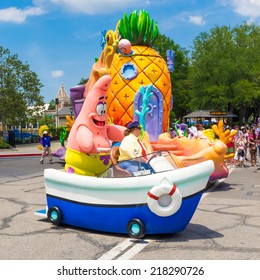 ORLANDO, EEUU - 23 DE AGOSTO DE 2014 : El personaje de Patrick Star del show de SpongeBob SquarePants en el parque temático Universal Studios Florida