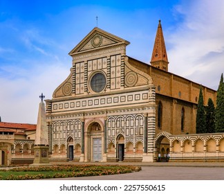 Fachada de mármol gótico ornato de la basílica del siglo XIV de Santa Maria Novella, la iglesia dominicana más importante de la ciudad en Florencia, Italia