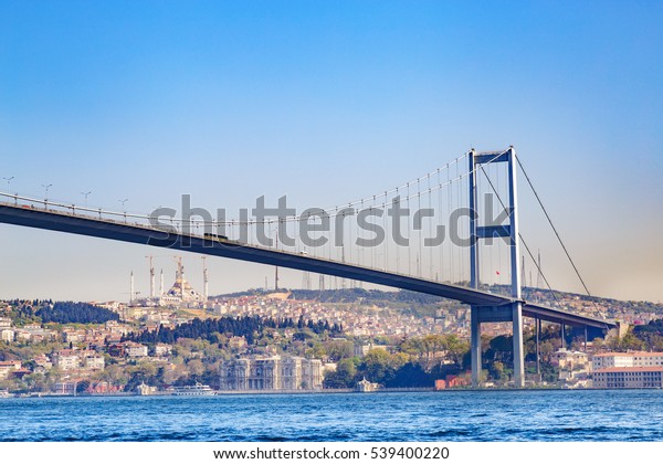トルコのイスタンブールにあるボスポラス海峡の堤防を結ぶオルタコイ橋 の写真素材 今すぐ編集