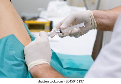 Orthopedic doctor injecting cortisone in slipped disc