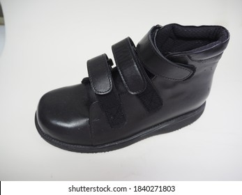 An Orthopedic high top shoes,which are suitable for patients with deformed foot.