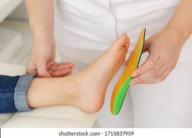 Orthopedic insoles. Fitting orthotic insoles. Flatfoot treatment. Podiatry clinic.