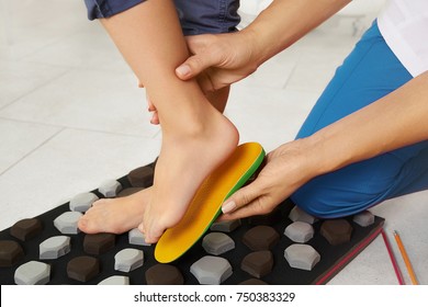 Orthopedic insoles. Fitting orthotic insoles. Flatfoot treatment. Podiatry clinic. 