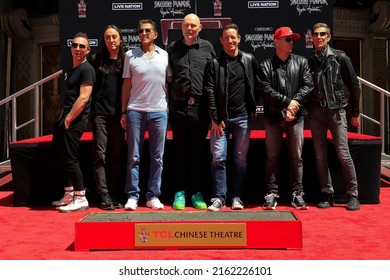 OS ANGELES - MAY 11: Jeff Schroeder, Stephen Perkins, Elie Samaha, Billy Corgan, Jimmy Chamberlin, Guest, Perry Farrell At The TCL Chinese Theatre IMAX On May 11, 2022 In Los Angeles, CA