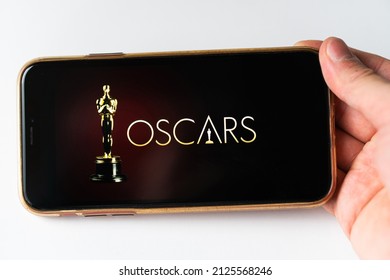 Oscar award on smartphone screen. Oscar nominations 2022.The 94th Academy Awards for Lifetime Achievement in Cinematography for 2021 will take place on March 27, 2022.Los Angeles, USA February 2022