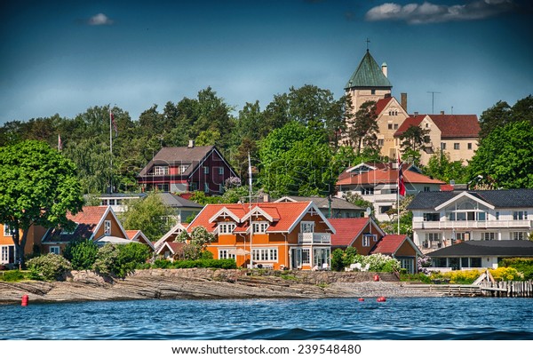 ノルウェー オスロ 夏の美しい町の建築と色 の写真素材 今すぐ編集