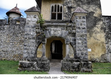 Ostrozac, Cazin, Bosnia And Herzegovina - 07 07 2022: Ruins Of Ancient Bosnian Castle In Place Ostrozac.