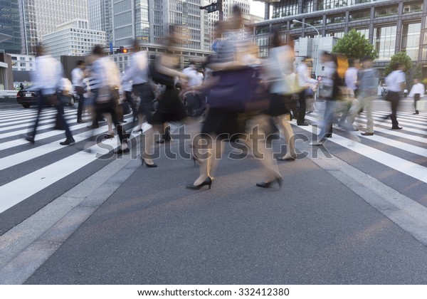 大手町東京駅丸の内ビジネスマンのスローシャッター の写真素材 今すぐ編集