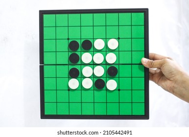 An Othello Magnetic Board Game