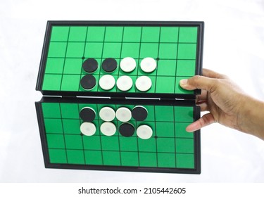 An Othello Magnetic Board Game