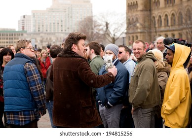 OTTAWA - APR 20:  Mike Smith (Bubbles), L, And Robb Wells (Ricky) Are Filmed On Parliament Hill As Part Of The Third Trailer Park Boys Movie 