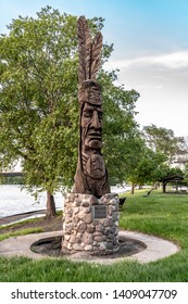 Ottawa, IL / USA - May 25, 2019: Large Wooden Statue Of Native American HO-MAH-SHJAH-NAH-ZHEE-GA, Standing Proud, By Peter Wolf Toth On The Banks Of The Illinois River.