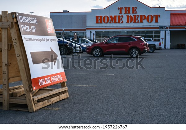 OTTAWA,\
ONTARIO, CANADA - APRIL 10, 2021: A sign directs customers for\
curbside pick-up of online orders at The Home Depot during the\
third wave of COVID-19 cases in the\
city.