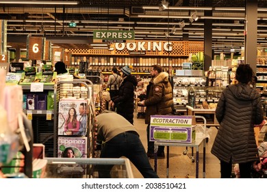 Ottawa, Ontario, Canada - December 31, 2019: Looking Down The Checkout Line At The Queues And Magazine Stands At The Whole Foods Market, Lansdowne.