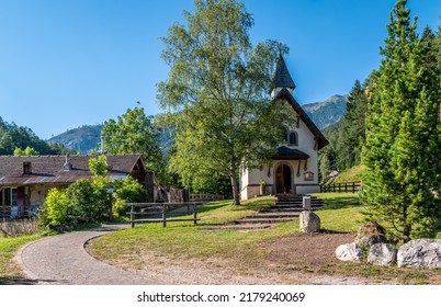 Unsere Kirche der Traurigen Dame. Die kleine Kirche Stavatal - Tesero Dorf, Fiemme Valley . Trentino Südtirol-Norditalien, 13. Juli 2022