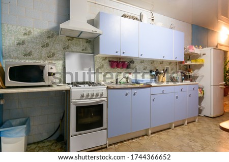 outdated kitchen interior with a hundred finishes and a simple kitchen set