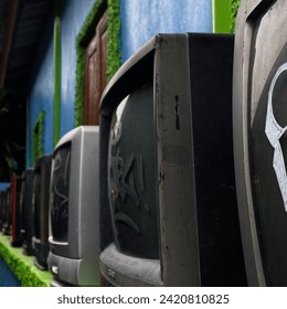An outdated,inoperable television bring it to demonstrate the significant advancement in today’s technology.