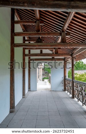 The outdoor corridors in ancient Chinese garden buildings