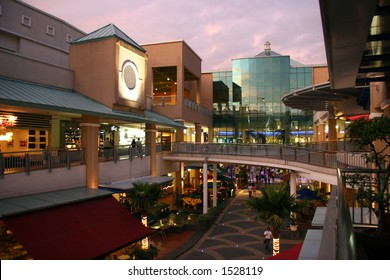 Outdoor food & drink concept at modern shopping mall