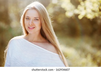 Outdoor portrait of a beautiful smiling woman 