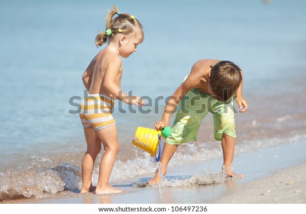 Little Boy Girl Play Sand On Stock-foto (rediger nu) 524376394