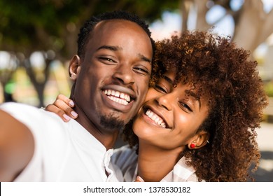 Outdoor-Protrait eines schwarz-afrikanischen Ehepaares, das sich selbst ernährt