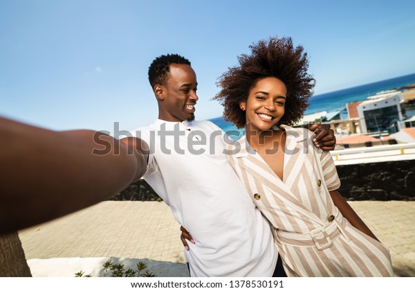 自撮りの黒人アフリカ系アメリカ人夫婦のアウトドアの特徴 の写真素材 今すぐ編集