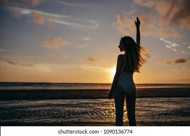 女性 海 後ろ姿 の画像 写真素材 ベクター画像 Shutterstock