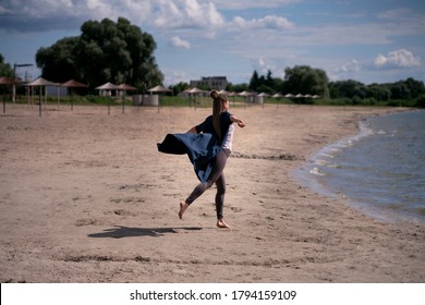リゾート 女性 後ろ姿 の写真素材 画像 写真 Shutterstock