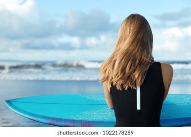 夏 女性 後ろ姿 の画像 写真素材 ベクター画像 Shutterstock