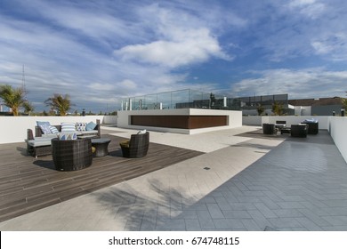 Außenterrasse auf dem Dach mit Gartenmöbeln