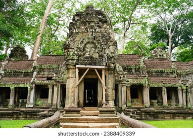Puerta exterior de Ta Phrom - Icónico templo angkor khmer del siglo XII con raíces arbóreas entrelazadas con la estructura del templo, famoso por la película Tomb Raider que presenta a Angeline Jolie en Siem Reap, Camboya