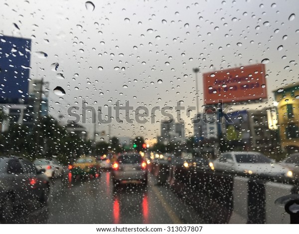 Outside the car\
in the rain day. Very Traffic\
jam