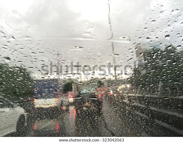 Outside the car\
in the rain day. Very Traffic\
jam