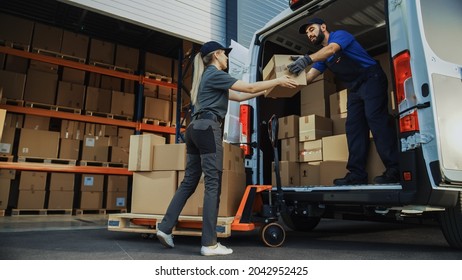 Außerhalb des Logistics Distributions Warehouse: Verschiedene Mitarbeiter benutzen den Handtransporter mit Kartonboxen, Online-Bestellungen, E-Commerce Käufe.